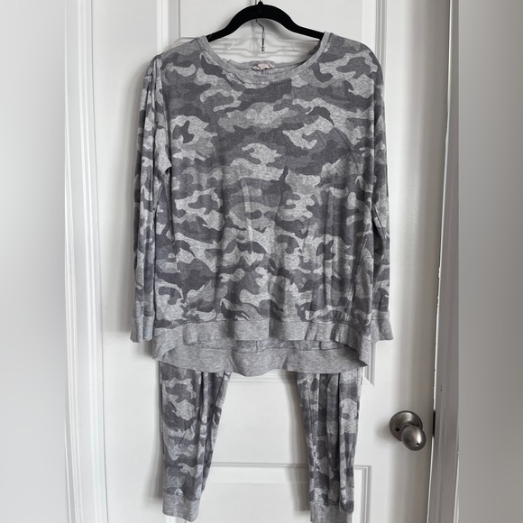 Jane and Delancey Tops - Jane and Delancey Gray Camo Lounge knit sweatshirt top Size medium